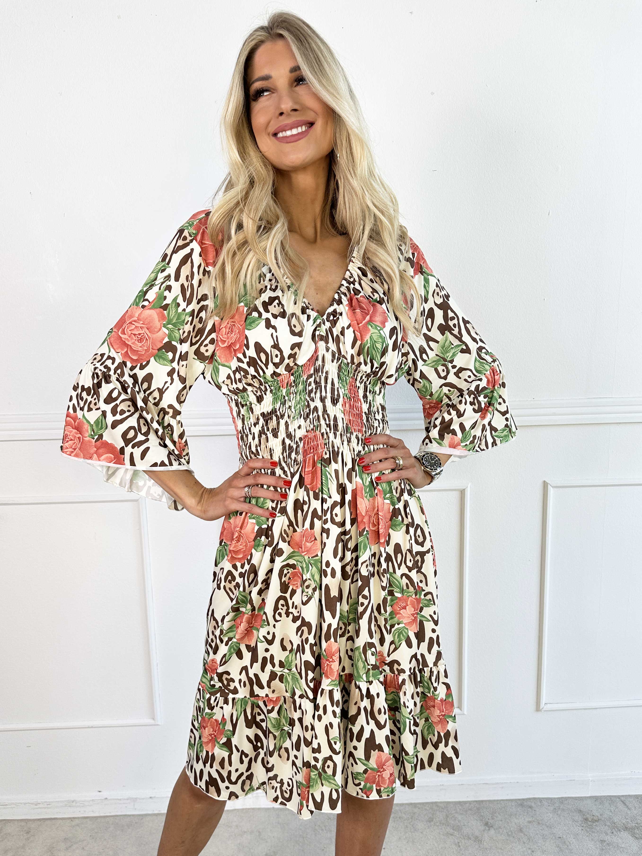 Flora Leo - Sød kjole i elastisk stof og smock i taljen